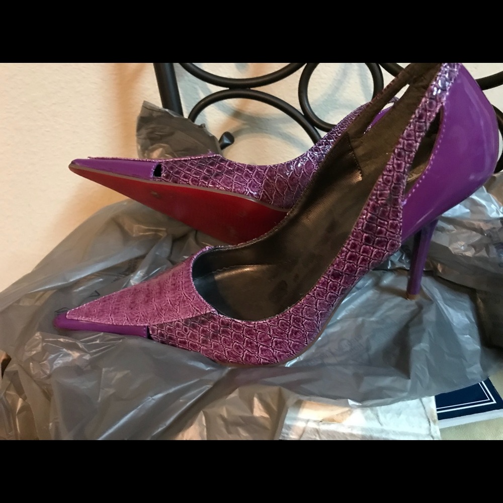 Ladies pointed toe pumps